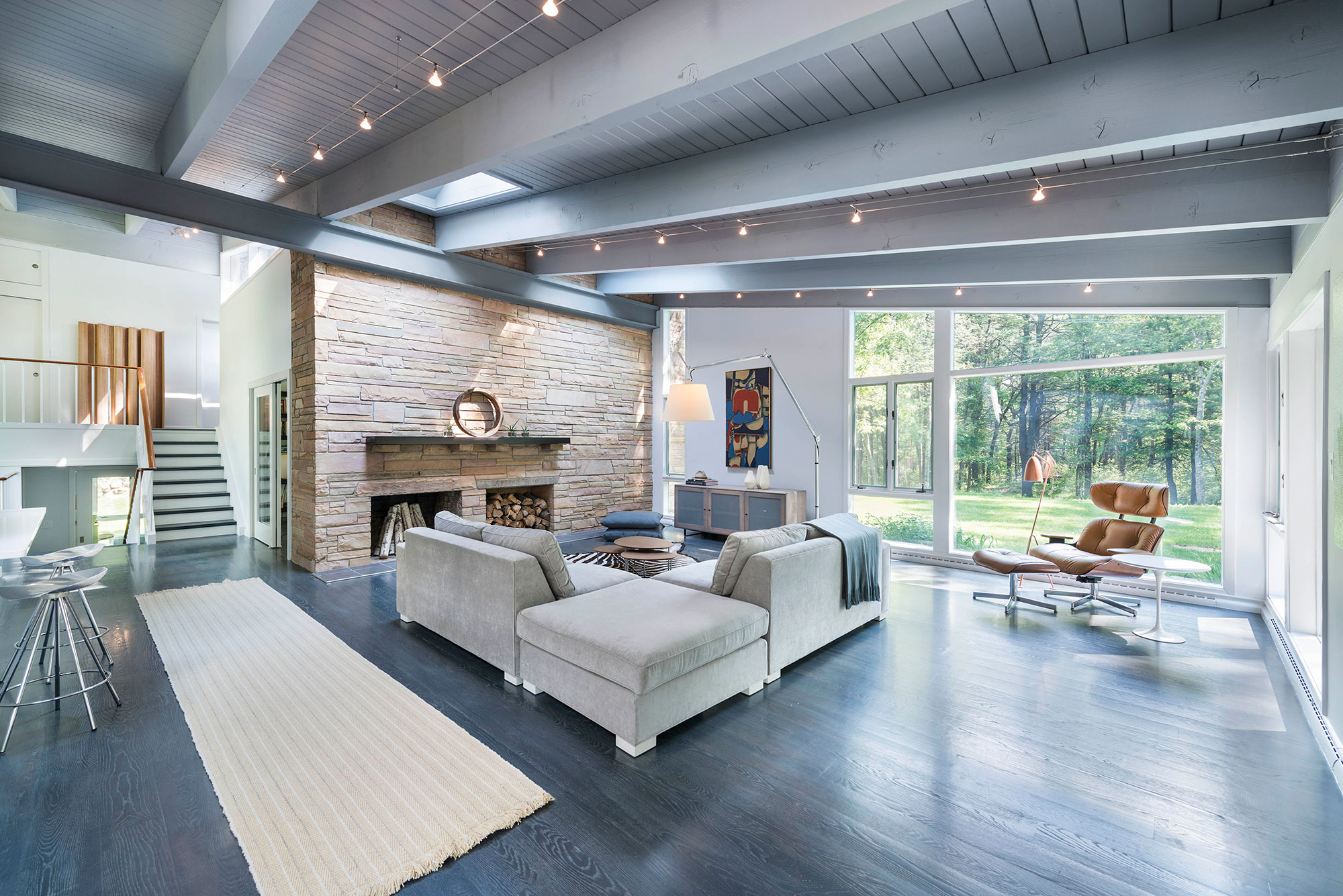 mid-century modern living room with exposed beams