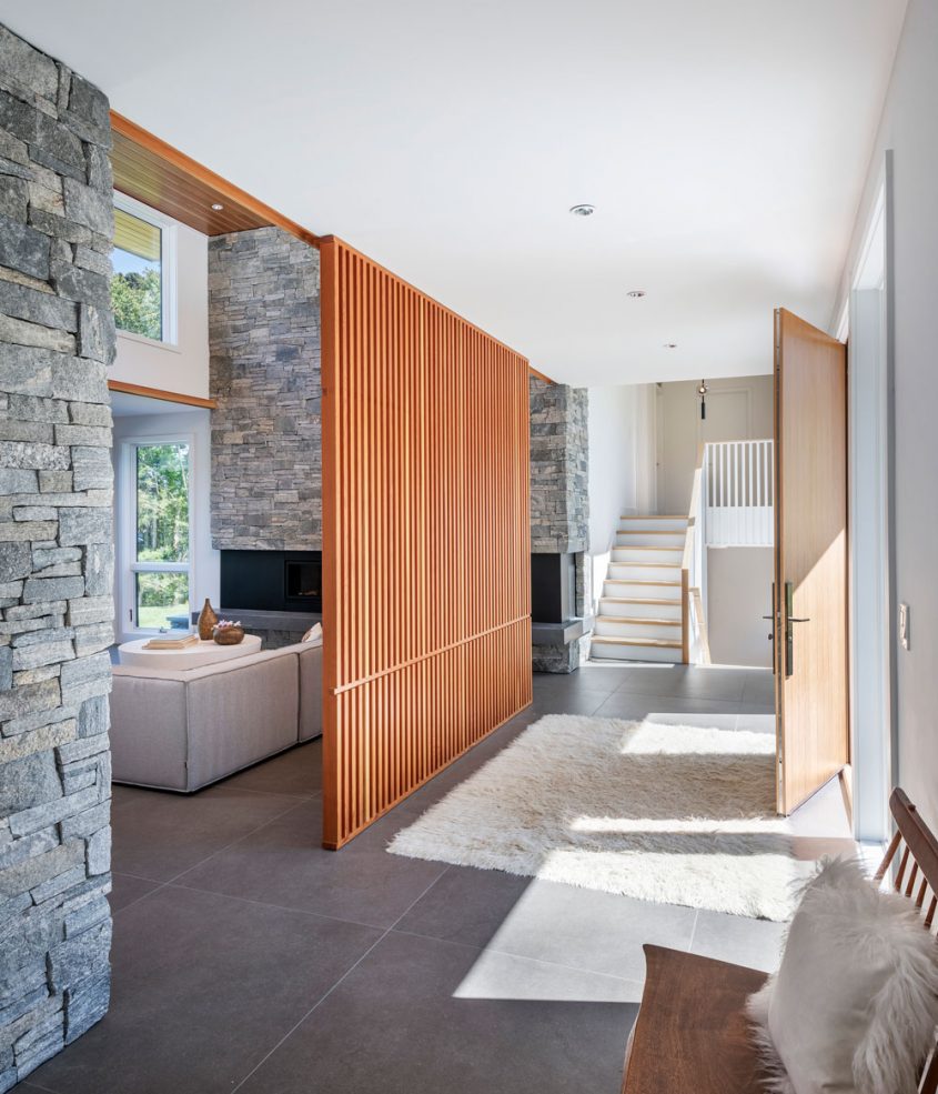 entry foyer with screen